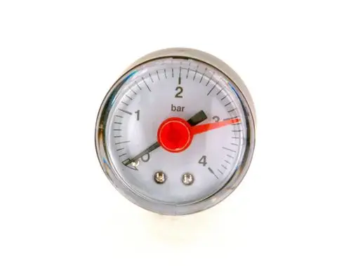 Manometer mit einem weißen Ziffernblatt und rotem Zeiger, das den Druck in Bar anzeigt. Logo oder Marke "Bosch" sind deutlich sichtbar.